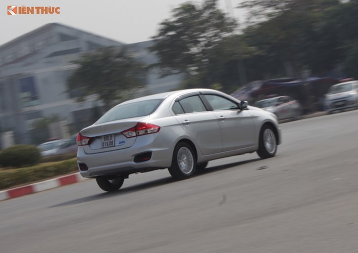 Sedan Suzuki Ciaz tam “thoat e” tai thi truong oto Viet-Hinh-9