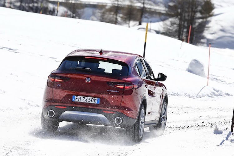 Can canh crossover Alfa Romeo Stelvio “dau