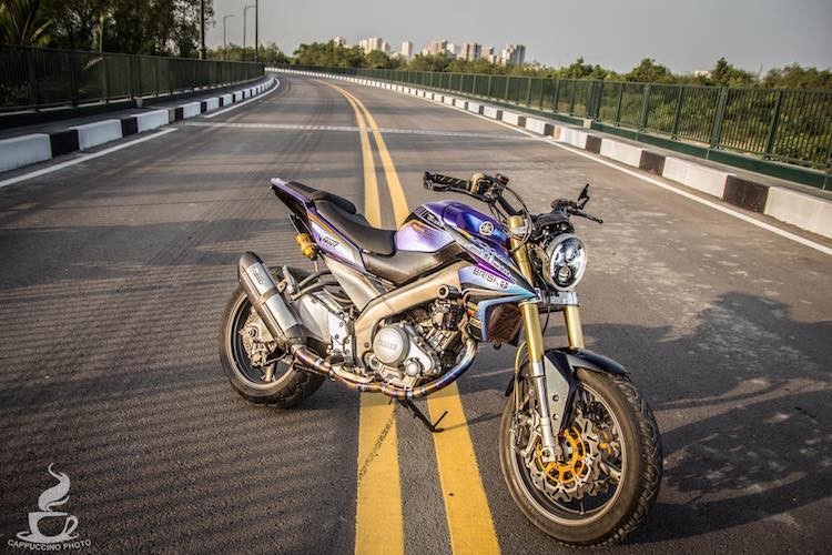 Dan choi Sai Gon do Yamaha FZ150i phong cach “khung”