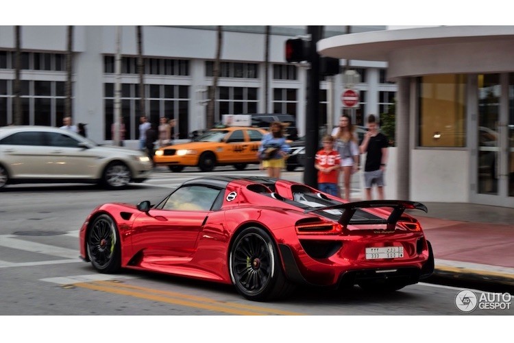 Dan choi A Rap dem Porsche 918 Spyder mau doc “dieu pho“-Hinh-6