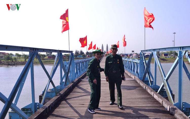 Le Thuong co Ngay hoi thong nhat tai Doi bo Hien Luong Ben Hai-Hinh-10