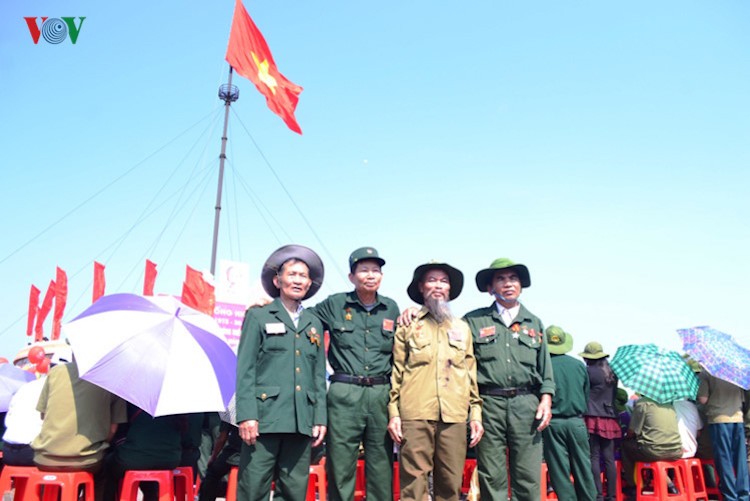 Le Thuong co Ngay hoi thong nhat tai Doi bo Hien Luong Ben Hai-Hinh-14