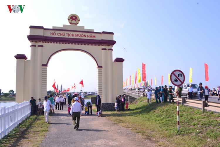 Le Thuong co Ngay hoi thong nhat tai Doi bo Hien Luong Ben Hai-Hinh-7