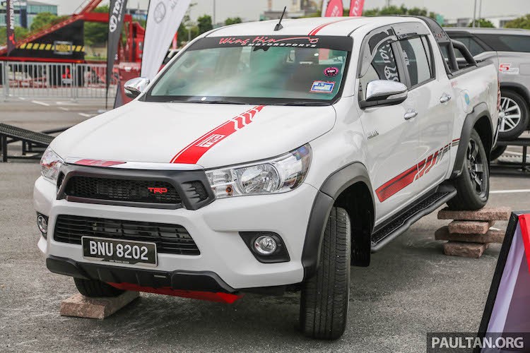 Toyota Hilux “doc” hon voi phu kien chinh hang TRD