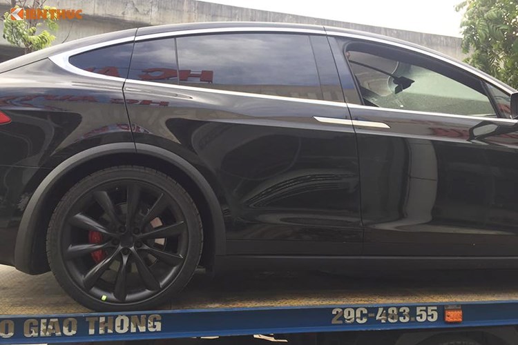 Sieu xe dien Tesla Model X doc nhat Viet Nam ra bien-Hinh-10