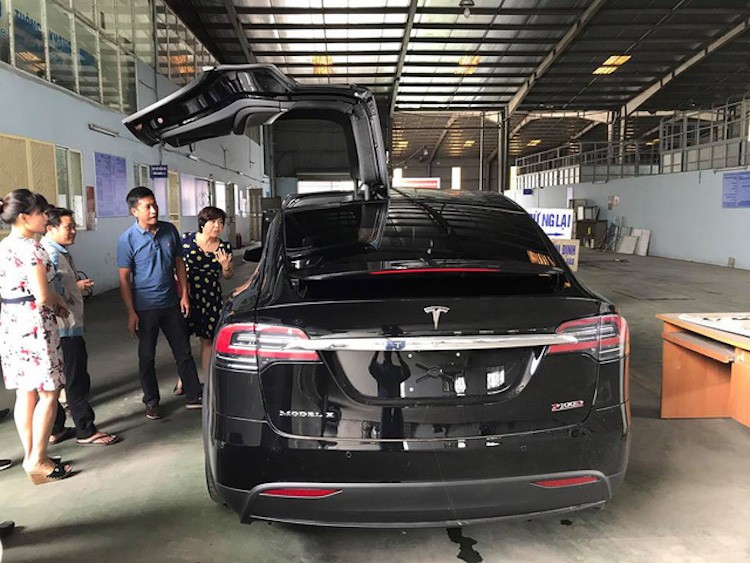 Sieu xe dien Tesla Model X doc nhat Viet Nam ra bien-Hinh-2