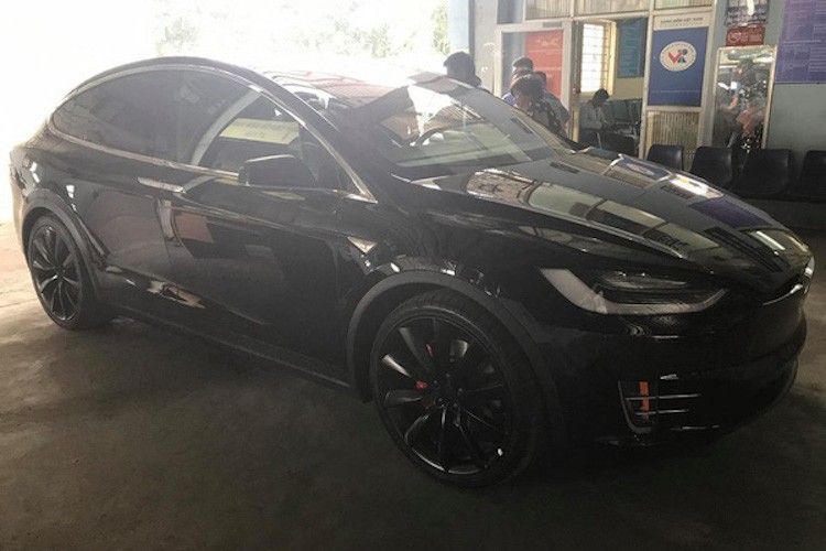 Sieu xe dien Tesla Model X doc nhat Viet Nam ra bien