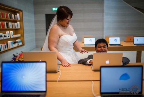 Fan cuong "Tao" chup anh cuoi ben trong Apple Store