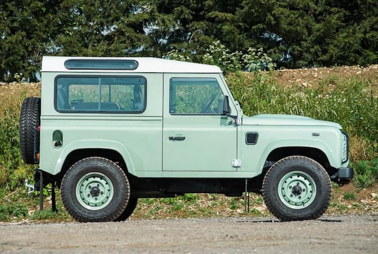 Mr.Bean ban xe dia hinh Land Rover Defender gia 1,3 ty