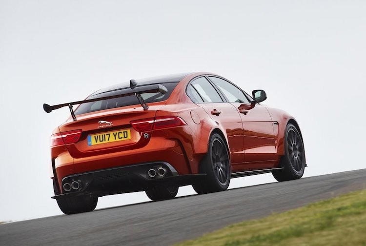 Jaguar XE SV Project 8 gia 4,4 ty “dau” BMW M3-Hinh-3