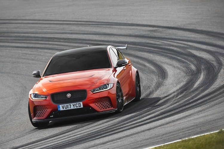 Jaguar XE SV Project 8 gia 4,4 ty “dau” BMW M3-Hinh-8