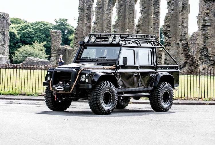 &quot;Soi&quot; sieu SUV Land Rover Defender khung tu phim 007