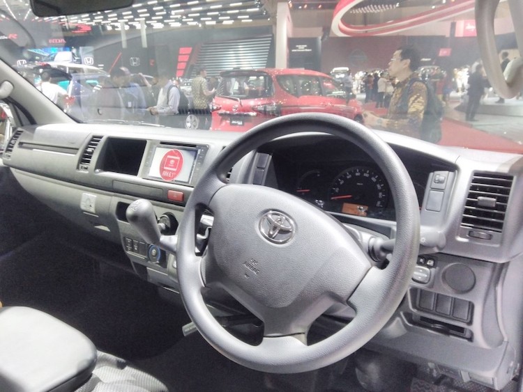 Chi tiet xe khach “sang chanh” Toyota Hiace Luxury-Hinh-5