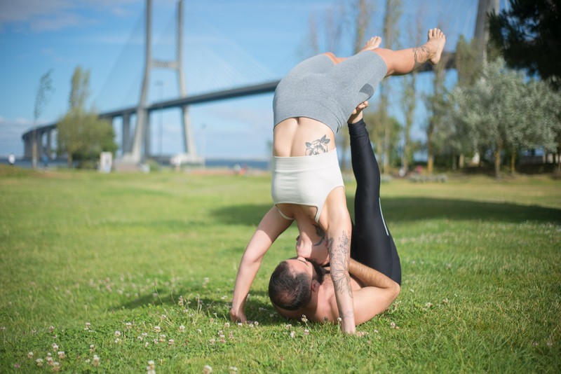 Ngoai tinh voi hoc vien, nu HLV yoga noi tieng nhan ket dang