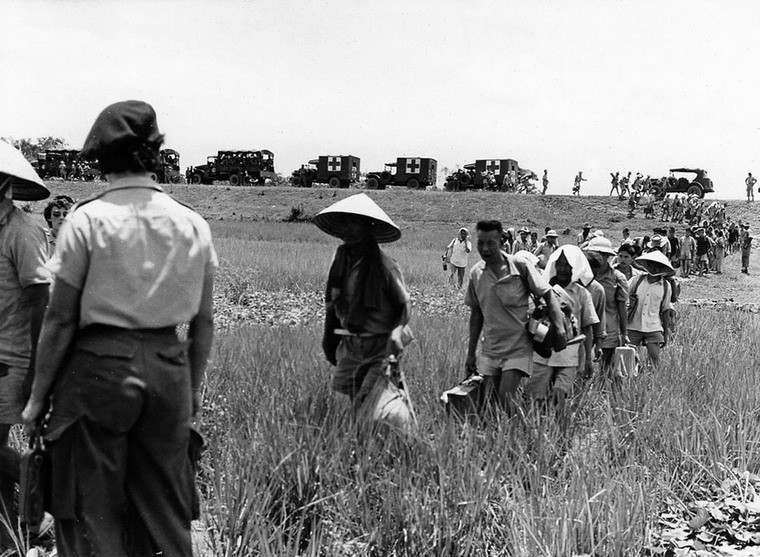 Anh vo gia: Giay phut chuyen giao quyen luc o Ha Noi ngay 10/10/1954-Hinh-13