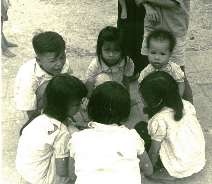 Loat anh sieu hiem ve tre em Ha Noi nhung nam 1951-1953-Hinh-6