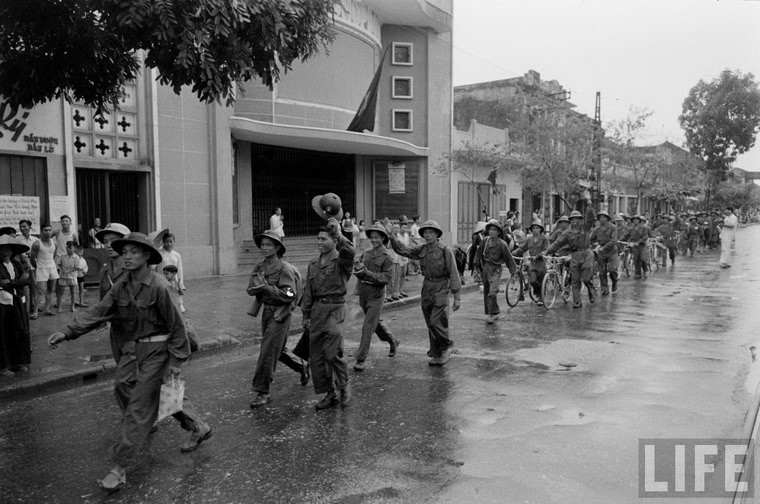 Anh quy hiem: Ha Noi vui nhu hoi ngay giai phong 10/10/1954-Hinh-4