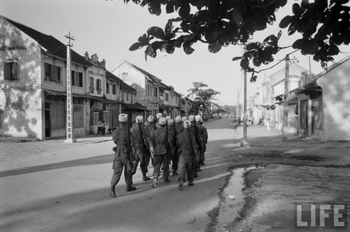 Tan muc linh Phap cuon co rut khoi Ha Noi nam 1954-Hinh-11