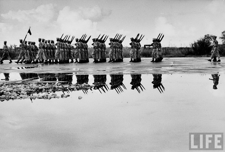 Tan muc linh Phap cuon co rut khoi Ha Noi nam 1954-Hinh-12