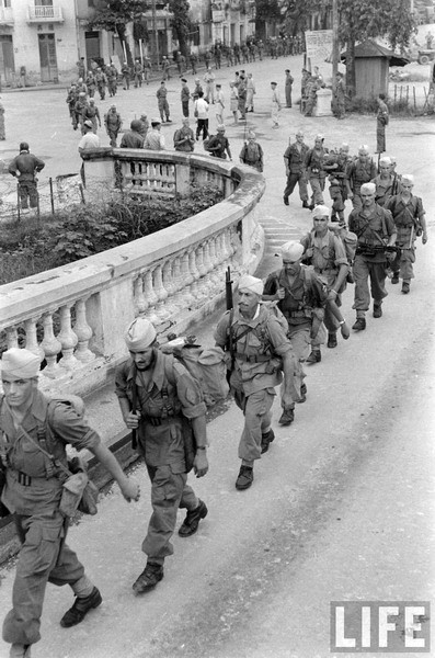 Tan muc linh Phap cuon co rut khoi Ha Noi nam 1954-Hinh-7