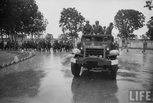 Tan muc linh Phap cuon co rut khoi Ha Noi nam 1954-Hinh-9