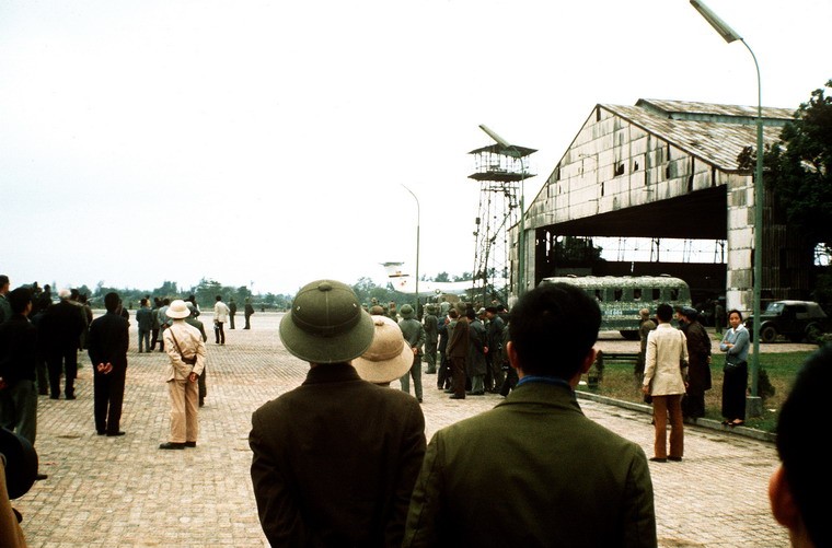 Anh: Trao tra tu binh My o san bay Gia Lam 1973-Hinh-2
