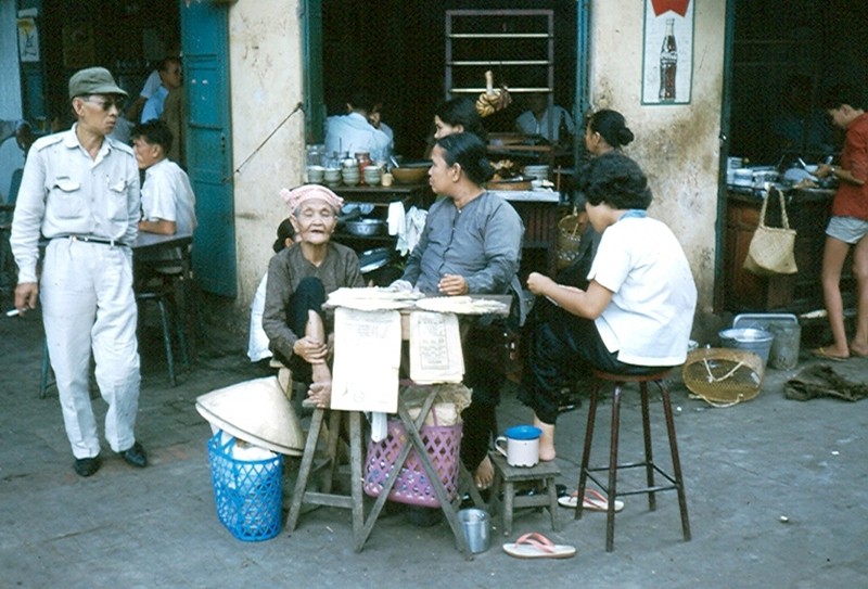 Hang rong, quan nhau Sai Gon nam 1965 trong anh Robert Gauthier-Hinh-10