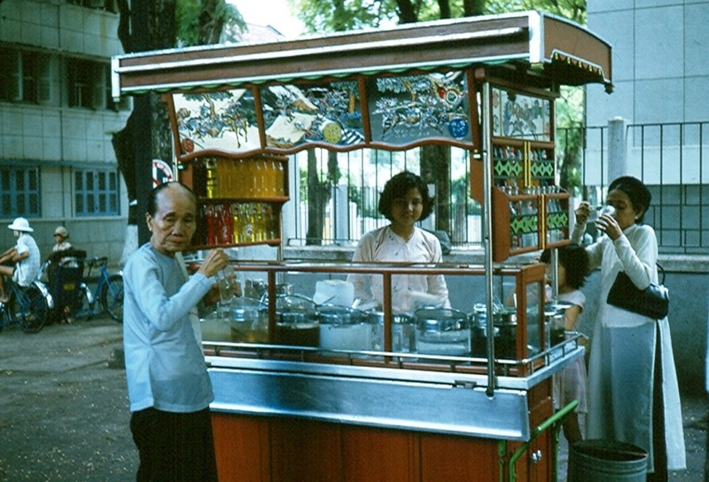 Hang rong, quan nhau Sai Gon nam 1965 trong anh Robert Gauthier-Hinh-4