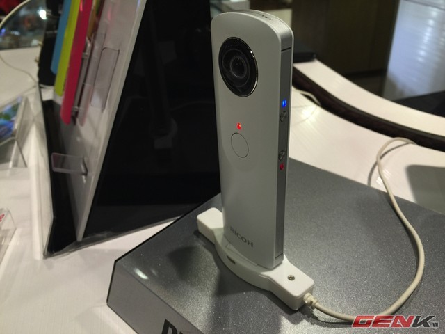 Can canh may anh 360 do sieu nho Ricoh Theta-Hinh-12