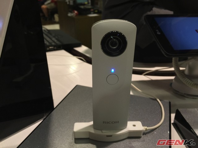 Can canh may anh 360 do sieu nho Ricoh Theta-Hinh-9