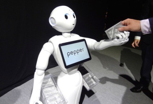 Kham pha robot hinh nguoi Pepper dang gay sot o Nhat Ban