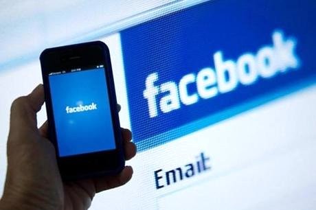 Nguoi dung smartphone dang 'dot' thoi gian cho Facebook va Google