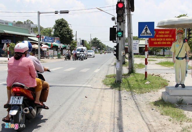 Chiem nguong CSGT mo hinh dung doc duong mien Tay-Hinh-5