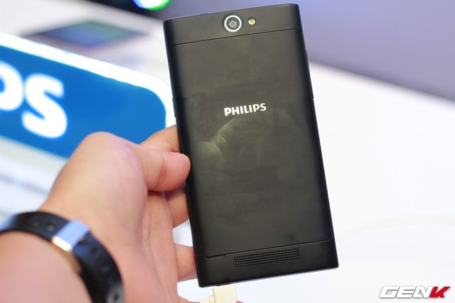 Philips ra mat S358 0 smartphone chuyen cho selfie gia re-Hinh-10