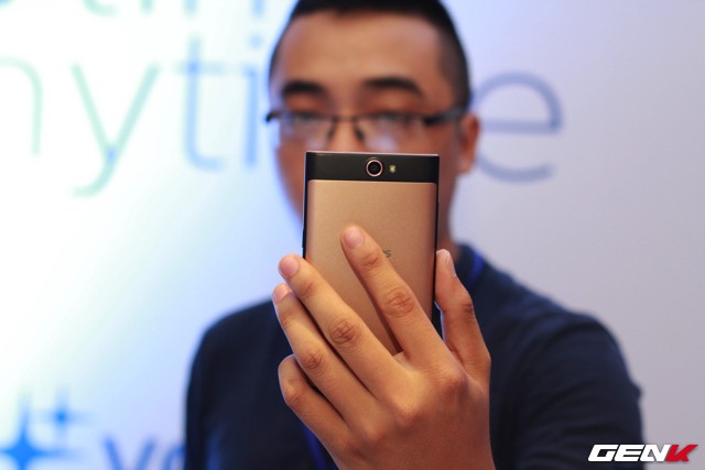 Philips ra mat S358 0 smartphone chuyen cho selfie gia re-Hinh-3
