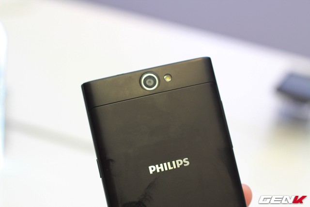 Philips ra mat S358 0 smartphone chuyen cho selfie gia re-Hinh-4