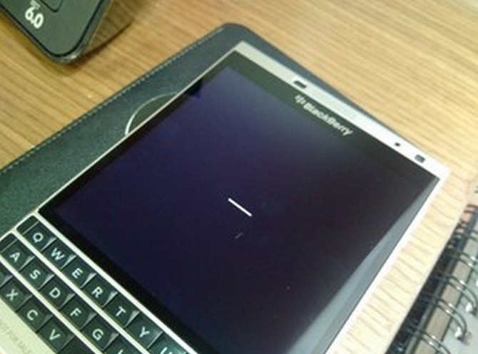 Bat ngo voi hinh anh BlackBerry Passport Silver Edition chay Android