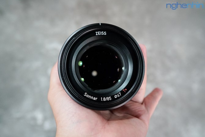 Can canh cạp ong kinh Zeiss Batis có man hinh OLED-Hinh-10