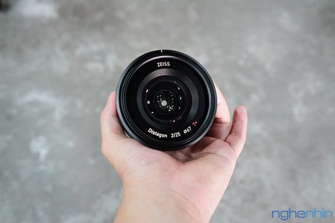 Can canh cạp ong kinh Zeiss Batis có man hinh OLED-Hinh-6