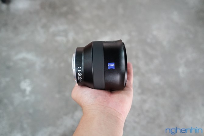 Can canh cạp ong kinh Zeiss Batis có man hinh OLED-Hinh-8