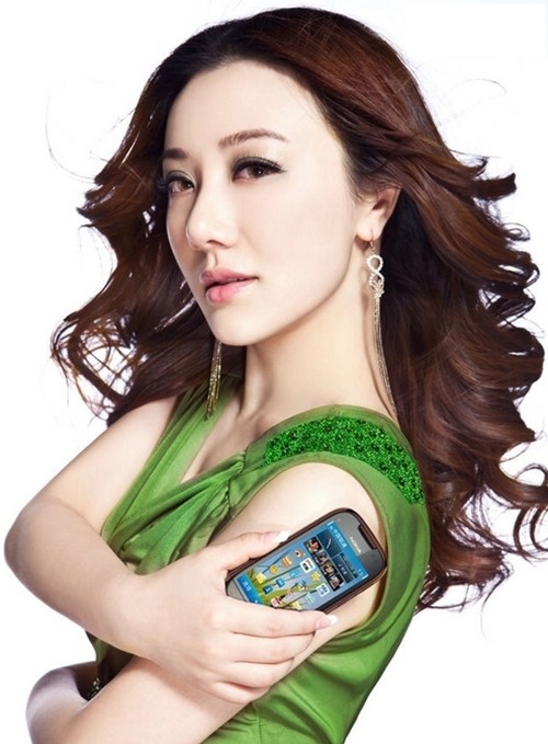 Ngam 12 mau smartphone ung voi 12 phong cach cua hot girl-Hinh-12