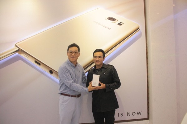 Anh: Va vat cho 23 tieng o TP.HCM de mua Galaxy Note 5-Hinh-17