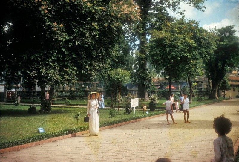 Lang mo lon nhat Sai Gon qua ong kinh nguoi My nam 1966-Hinh-3