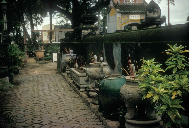 Lang mo lon nhat Sai Gon qua ong kinh nguoi My nam 1966-Hinh-8