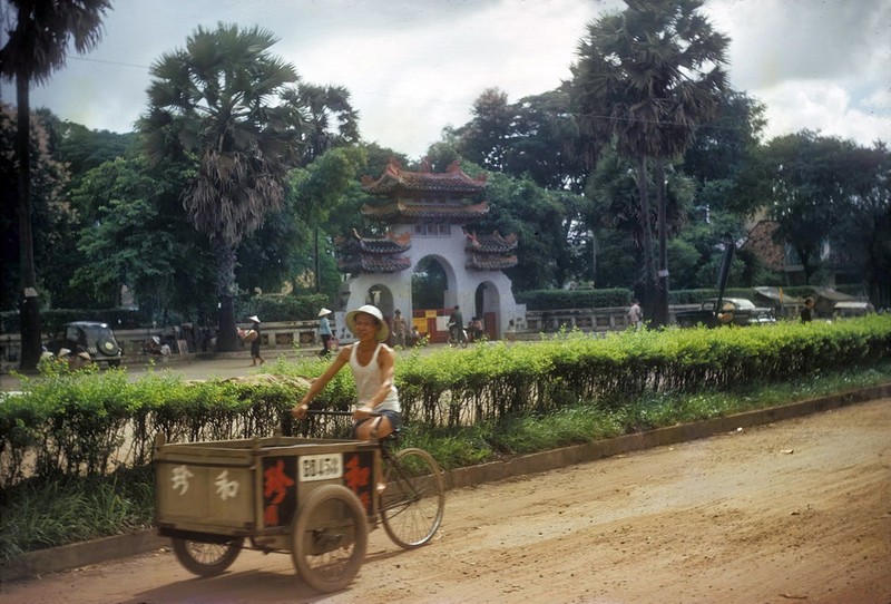 Lang mo lon nhat Sai Gon qua ong kinh nguoi My nam 1966