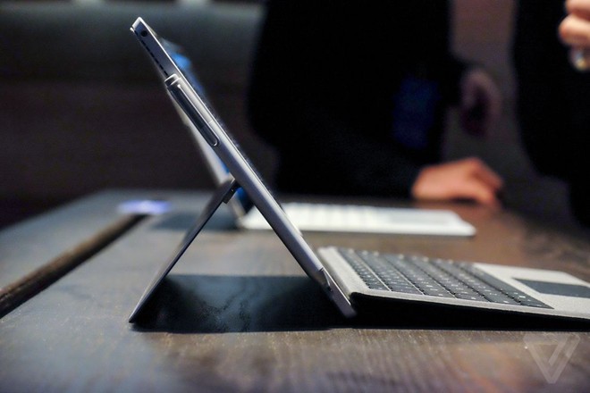 Anh thuc te Surface Pro 4 sieu mong, manh hon MacBook Air-Hinh-5