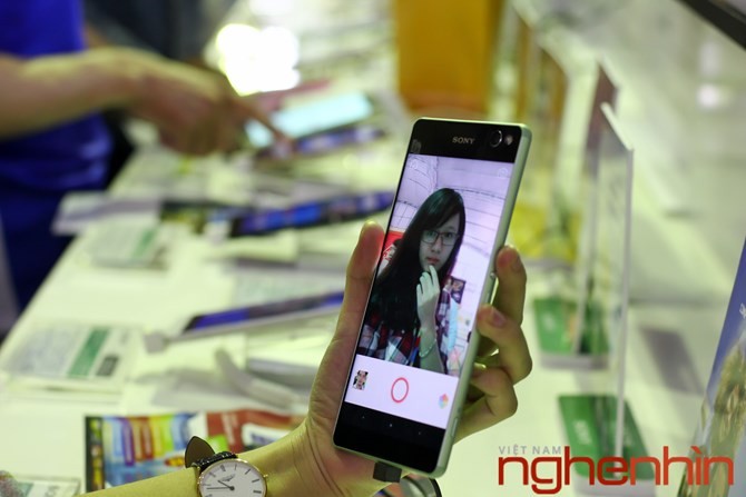 Can canh Xperia C5 Ultra vien sieu mong tai Sony Show 2015-Hinh-2