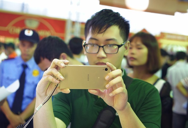 Loat anh Sony dem bo san pham Xperia Z5 khuay dong Ha Noi-Hinh-2