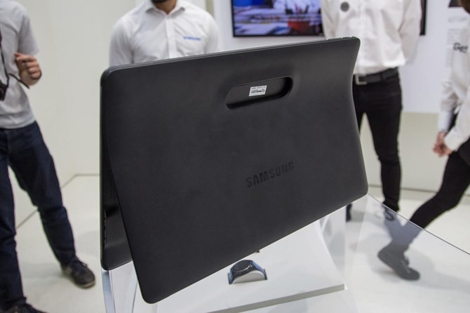 Anh tren tay may tinh bang khong lo Samsung Galaxy View 18.4“-Hinh-7