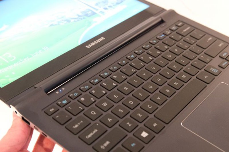 Can canh laptop lai tablet, man hinh 4K cua Samsung-Hinh-16